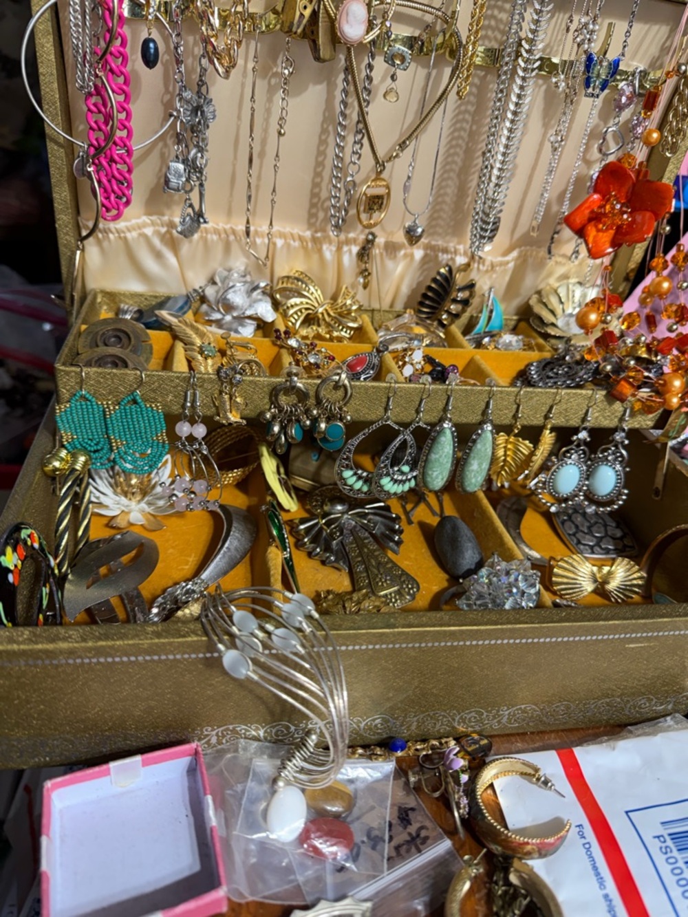WONDERS FOUND-VINTAGE JEWELRY 7PM ET POSHMARK SHOW EVERY PURCHASE GETS GIFT - Picture 6 of 8